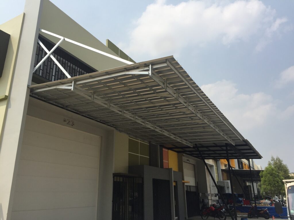 Kanopi baja ringan atap spandek galvalum minimalis untuk garasi dan teras rumah di Malang
