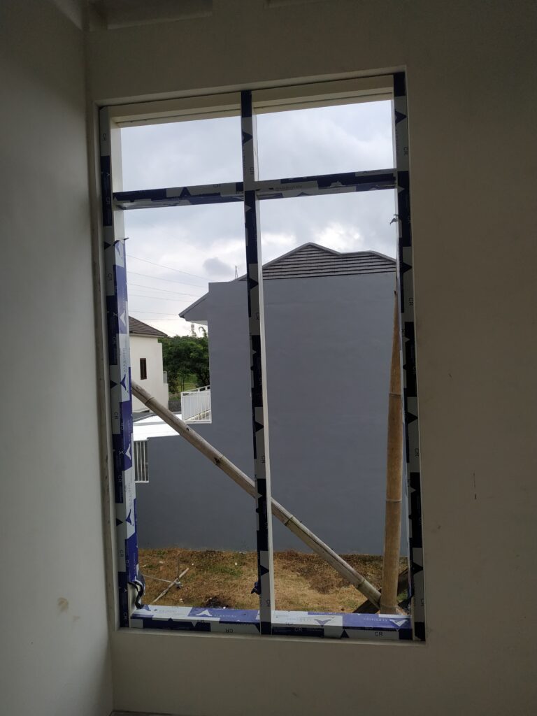 Jasa pasang kusen, pintu, dan jendela aluminium presisi dan bergaransi di Malang