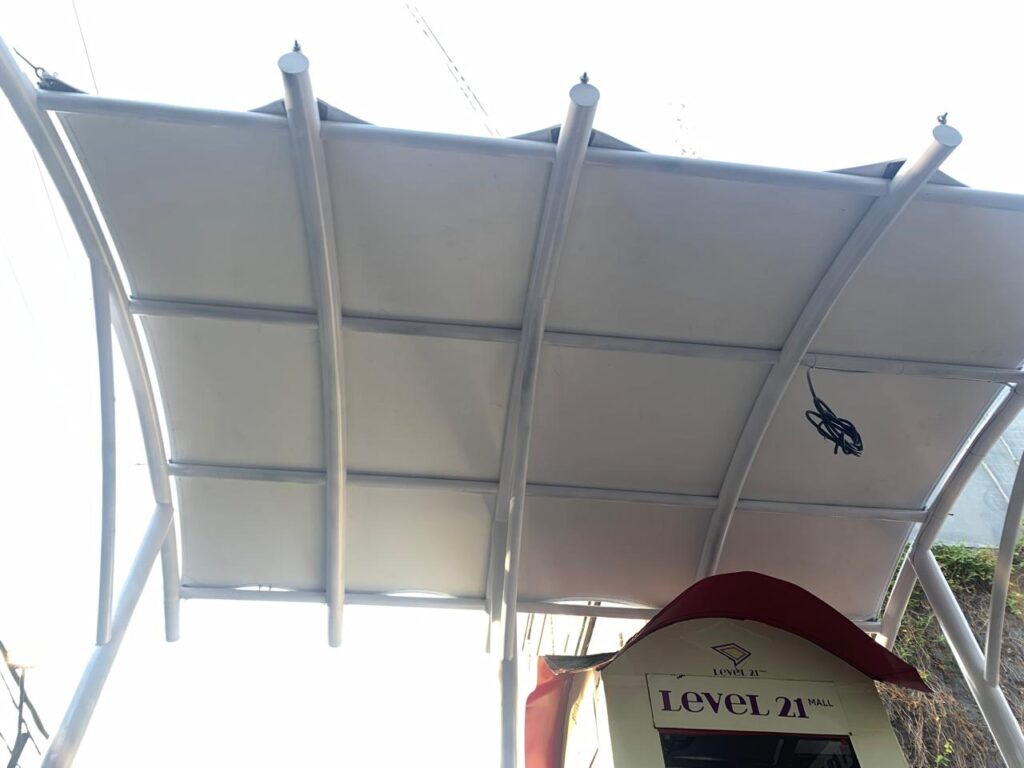 Jasa pasang kanopi membrane modern dan tahan cuaca di Malang